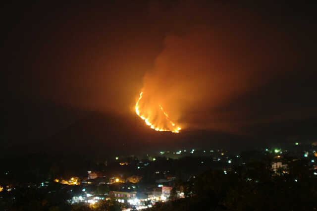Kawasan Hutan Gunung Lokon Terbakar